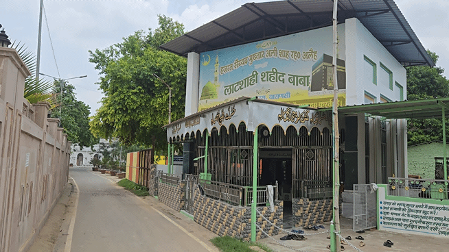 सर्किट हाउस परिसर स्थित लाट शाही मजार