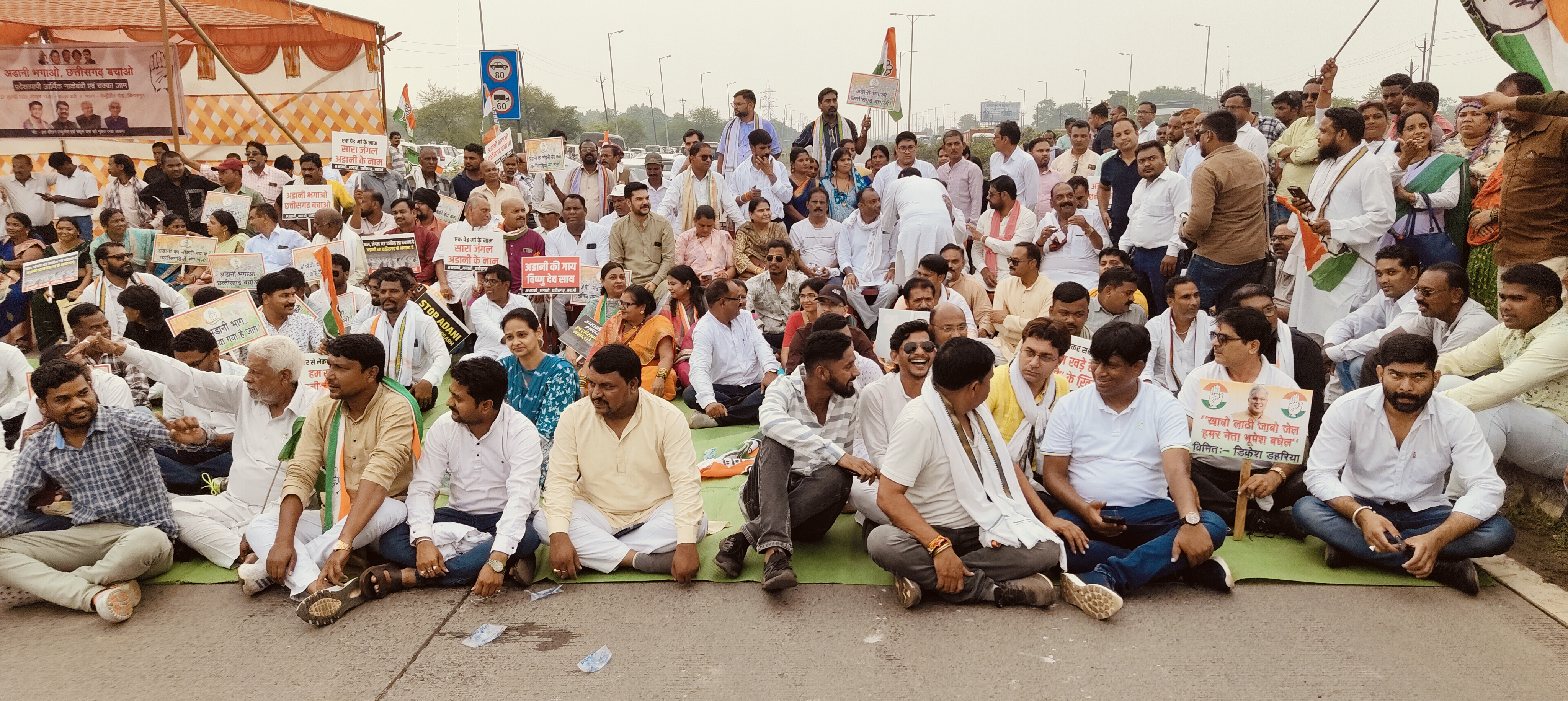 नारेबाजी कर किया चक्काजाम।