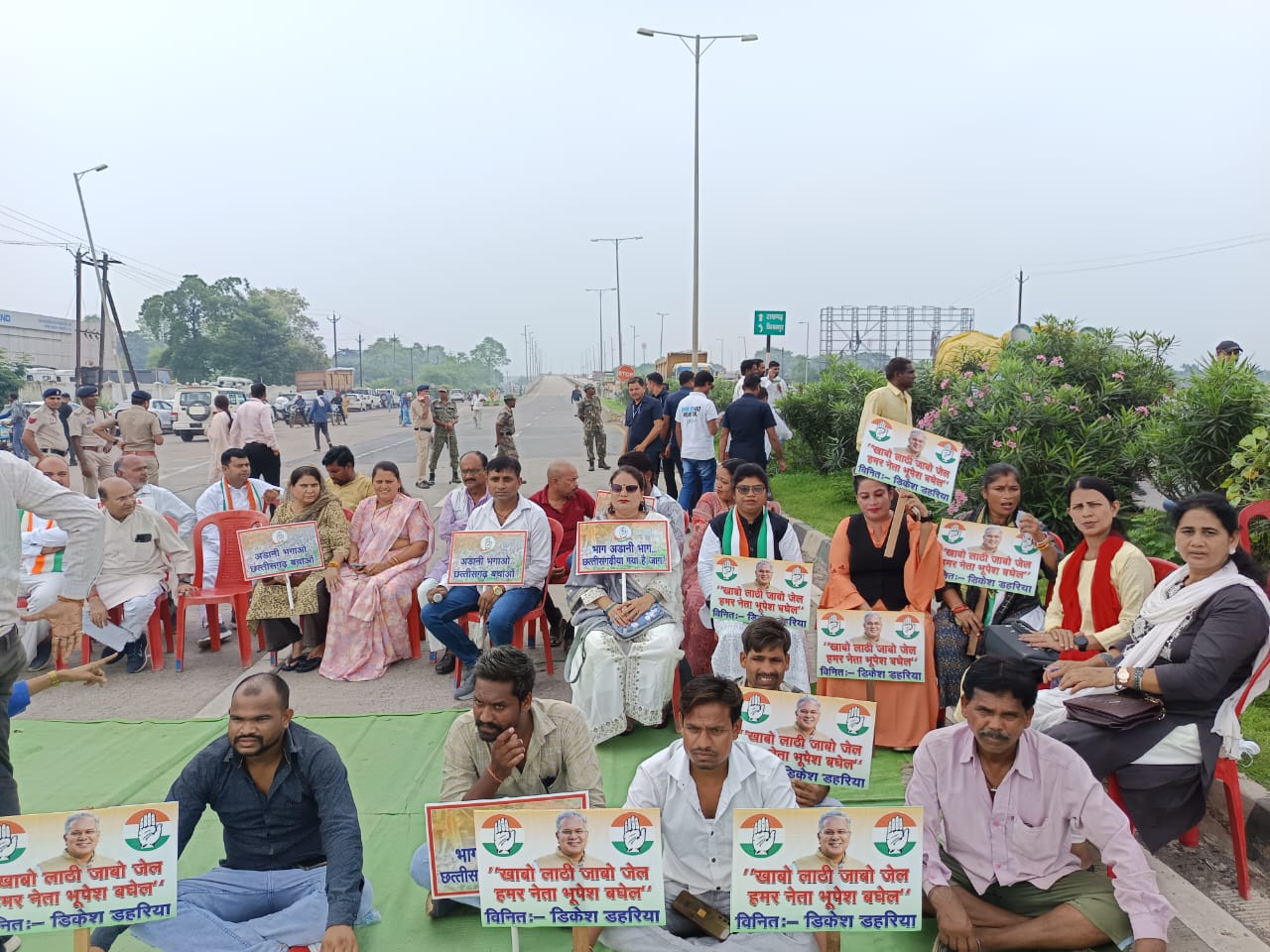 NH पर बैठ कर कांग्रेसियों ने किया प्रदर्शन।