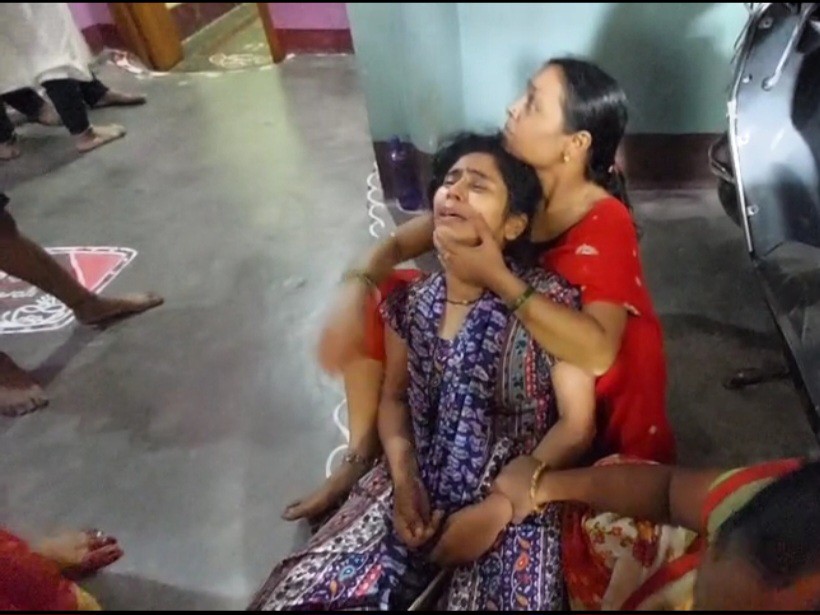 रोते-बिलखते परिजन।