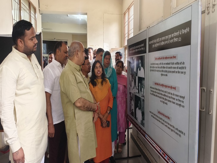 प्रर्दशनी में जानकारी लेते हुए एमएलए मूलचंद शर्मा