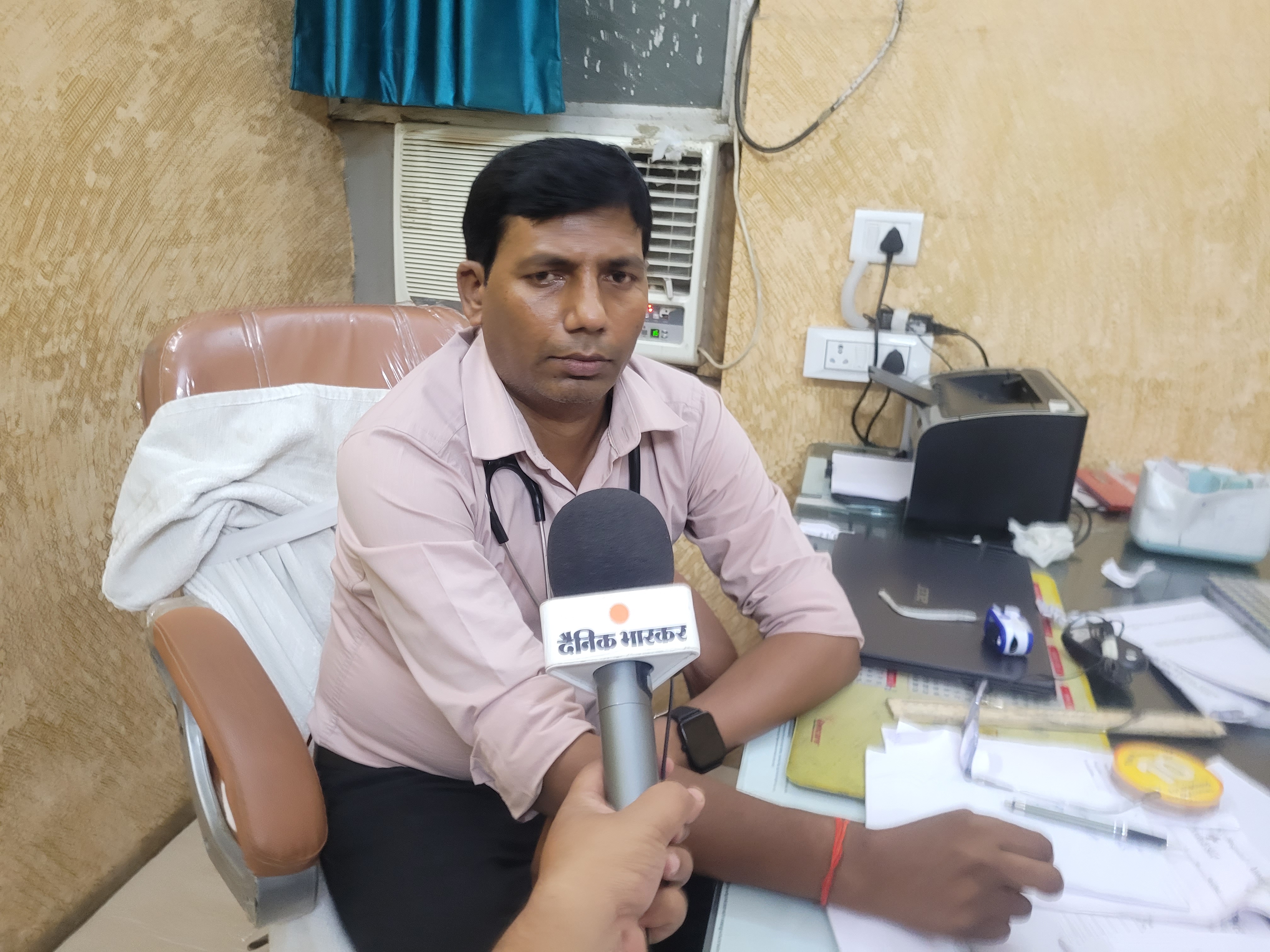 आजमगढ़ के मंडलीय अस्पताल के इमर्जेंसी डॉक्टर महेंद्र कुमार बोले एक की मौत, दो घायलों का चल रहा इलाज।