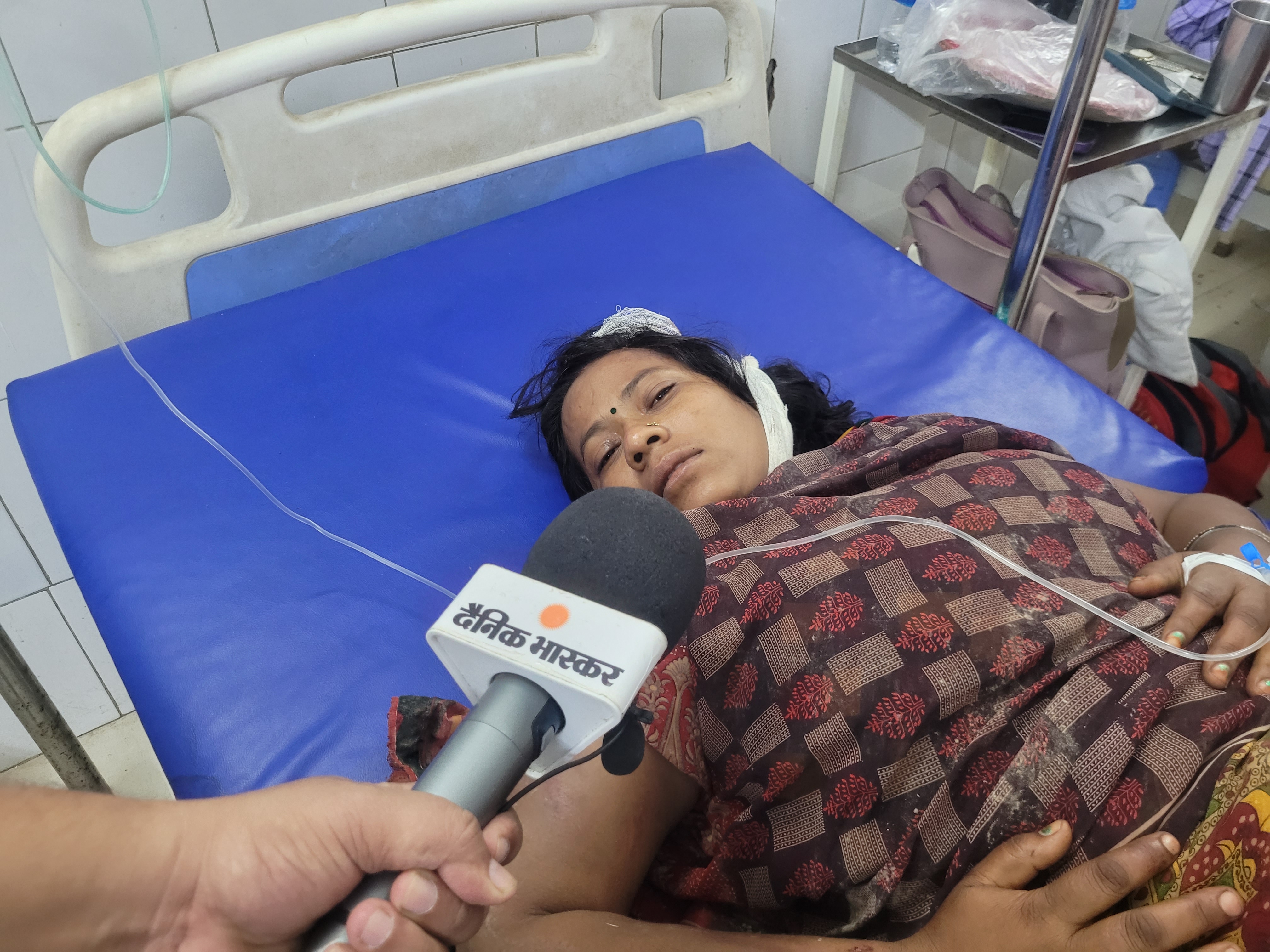 आजमगढ़ के मंडलीय अस्पताल में भर्ती मंजू देवी बोली प्रेम विवाह के कारण हुआ हमला।