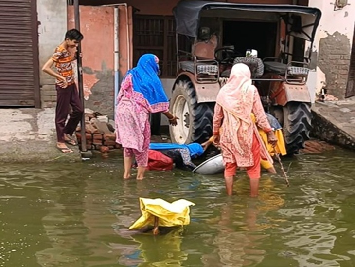 भिवानी के गांव पुर में जलभराव से गुजरते हुए महिला फिसलकर गिरी