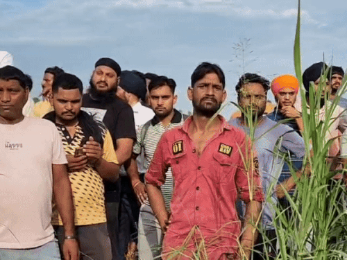 मौके पर मौजूद लोग।