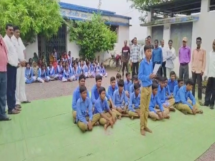 स्कूल में ताला बंदी कर शिक्षक की मांग लेकर परिसर में स्टूडेंट्स बैठे।