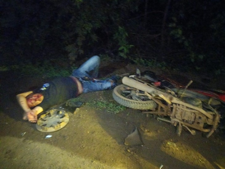 कार की टक्कर के बाद दूर तक फेका गए बाइक सवार।