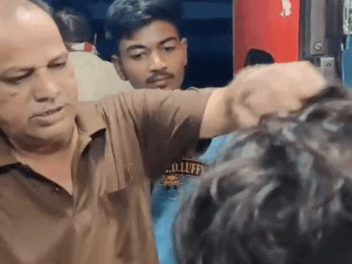 ट्रेन में चोर को पकड़कर उससे पूछताछ करते भाजपा नेता तथा अन्य लोग।
