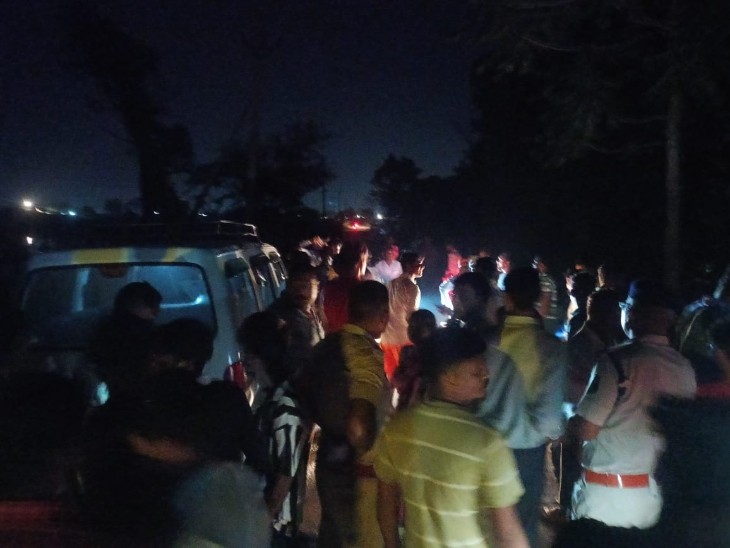 घटना के बाद लोगों की भीड़ इकट्ठी हो गई थी।