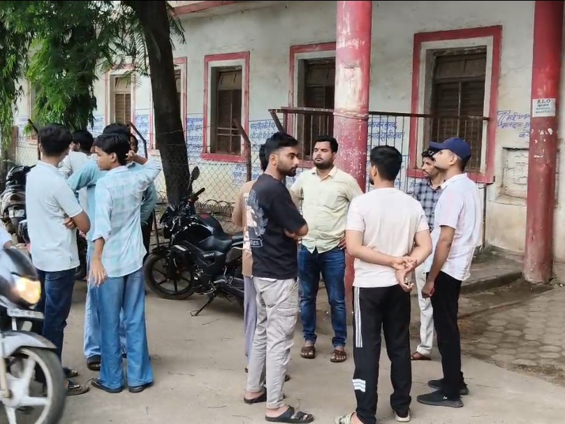 घटना के बाद परिजनों और जैन समाज के लोगों ने स्कूल पहुंचकर आक्रोश जताया।