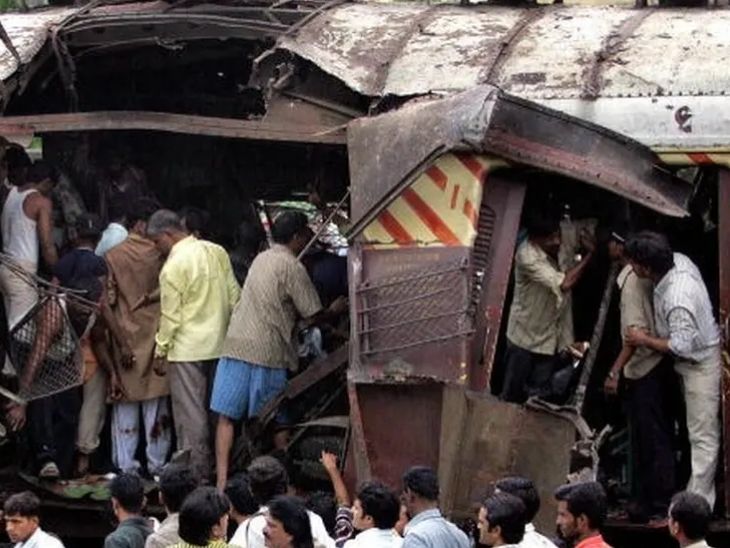 लोकल ट्रेनों में लगाए गए बम आरडीएक्स, अमोनियम नाइट्रेट, फ्यूल ऑयल और कीलों से बने थे।