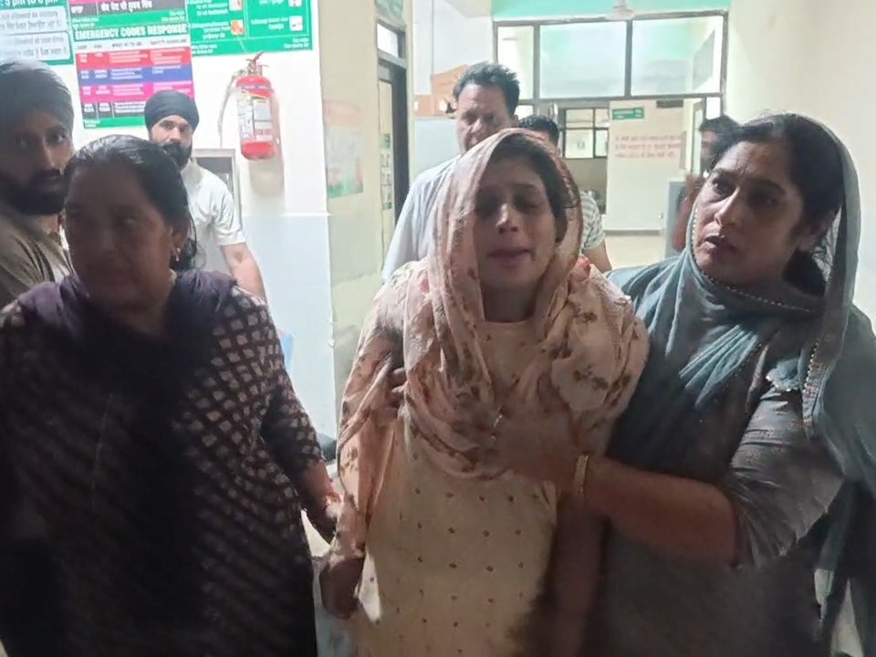 खन्ना सिविल अस्पताल में गर्भवती महिला को लेकर पहुंचे परिजन।