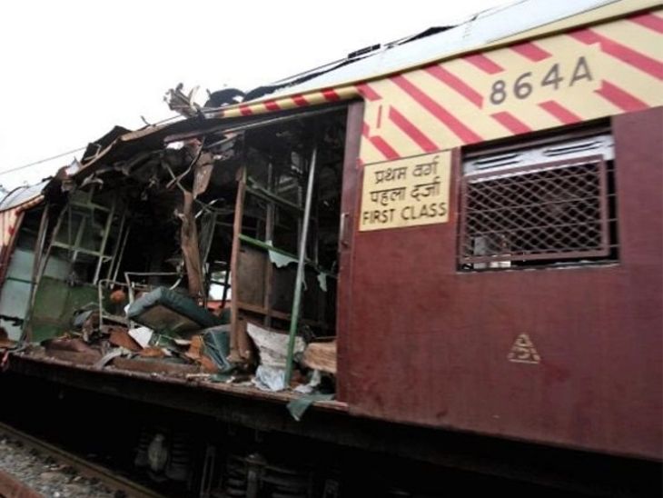 ये सभी ब्लास्ट मुंबई की पश्चिम रेलवे लाइन लोकल ट्रेनों के फर्स्ट क्लास कम्पार्टमेंट में करवाए गए थे।