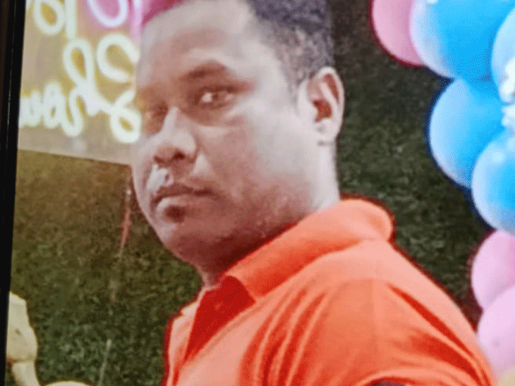 भिलाई के कोर्ट रूम में क्लर्क ने फांसी लगाकर की खुदकुशी। सुसाइड नोट पर अफसरों पर ज्यादा काम कराने का आरोप लगाया। - Dainik Bhaskar