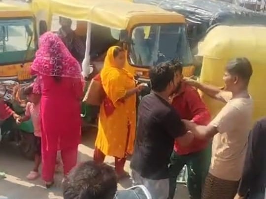 सवारियों को बिठाने के लिए ऑटो चालकों में मारपीट हो गई। - Dainik Bhaskar