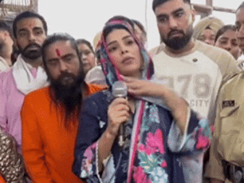 पटियाला में काली माता मंदिर पहुंचकर माफी मांगते हुए यूट्यूबर पायल मलिक।