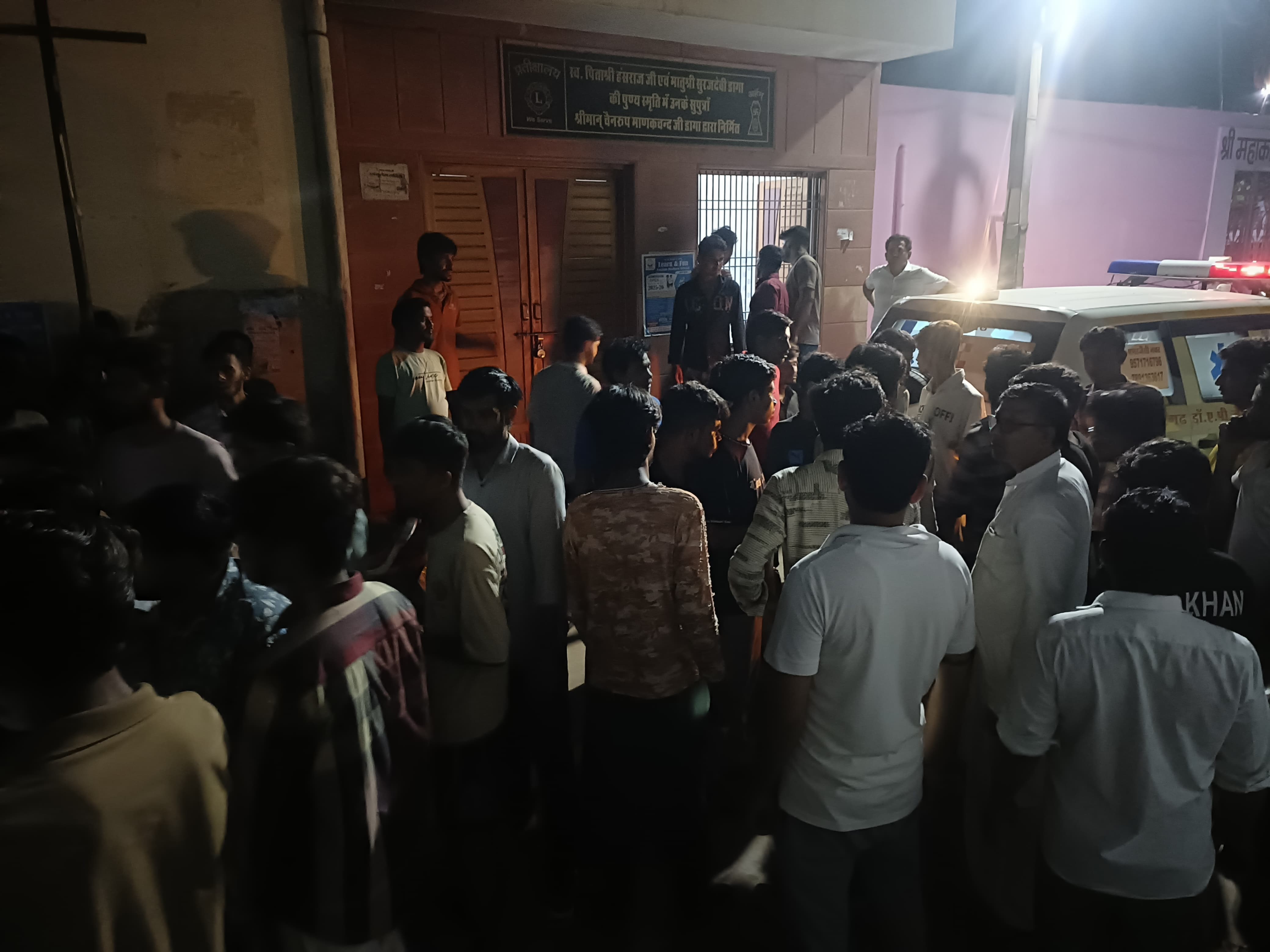 हादसे के बाद श्रीडूंगरगढ़ मोर्चरी के आगे भीड एकत्र हो गई है।