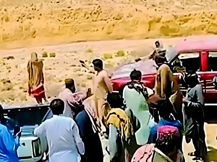 बलूचिस्तान में महिला को दूर खड़ा कर उस पर गोली चलाई गई। इस हत्या में महिला का भाई भी शामिल था। - Dainik Bhaskar