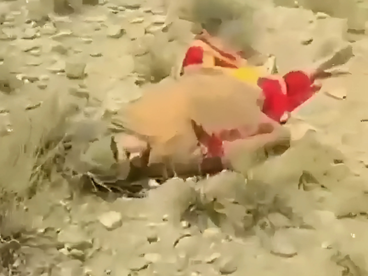 अपराधियों ने महिला के शव पर भी गोलियां चलाईं।