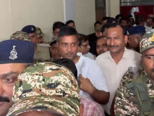 रायपुर की स्पेशल कोर्ट से निकलने के दौरान चैतन्य बघेल हंसते हुए नजर आए।