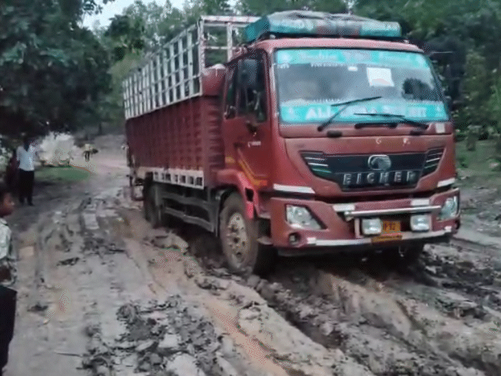 In a small rain, the road of the road mud becomes a team.