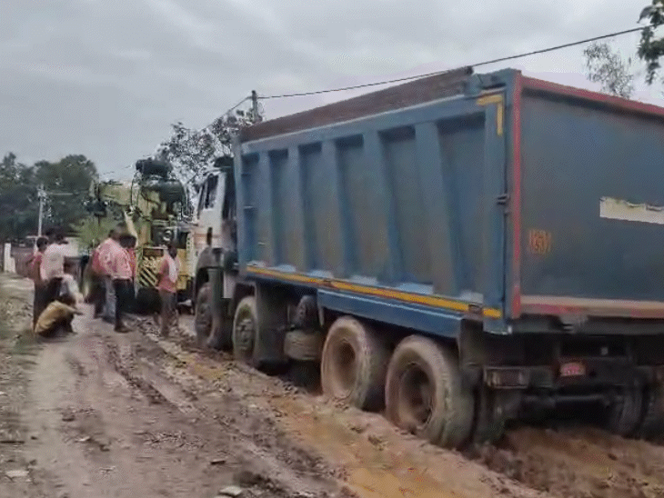 The district administration and the Churhat MLA are currently getting Muram dalled here.