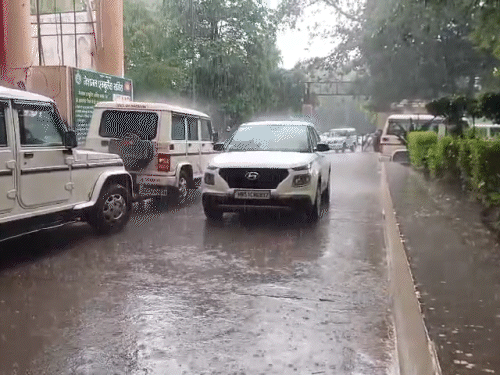 फरीदाबाद में अचानक आई बारिश से बचने के लिए लोग दौड़ते दिखे। - Dainik Bhaskar