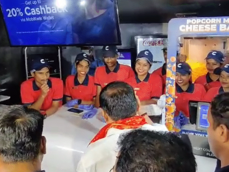 मुख्यमंत्री डॉ. मोहन यादव ने सिनेपॉलिस के कर्मचारियों से बातचीत की।