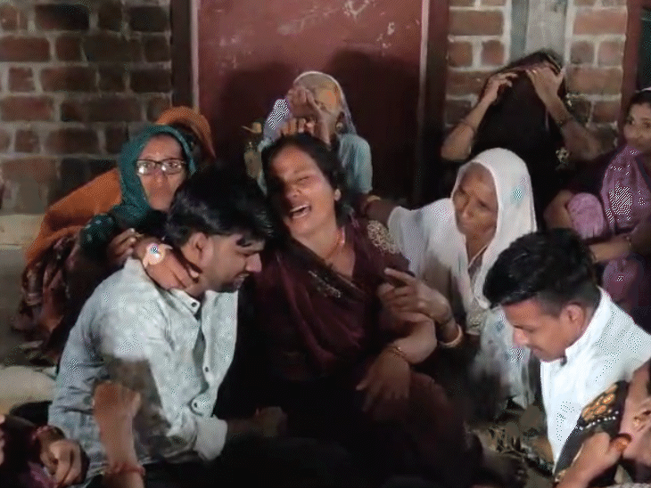 शहीद हरिओम नागर की मां और भाई का रो-रोकर बुरा हाल है।
