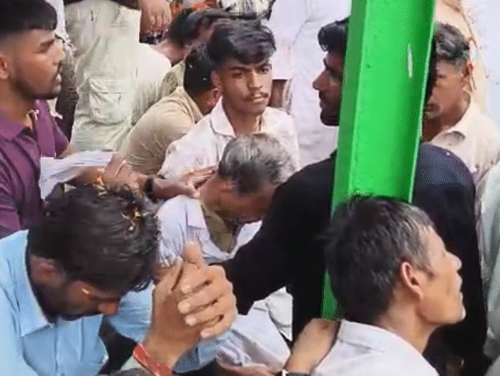बेटे की पार्थिव देह को देख पिता बेसुध हो गए। लोगों ने उन्हें संभाला।