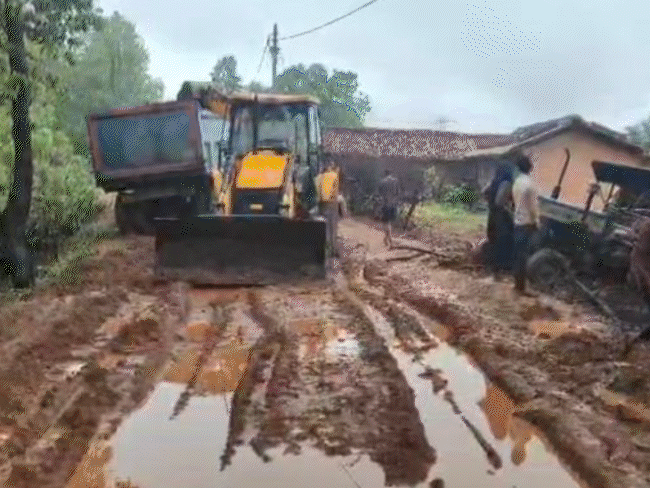 In Sidhi, pregnant women have opened a front with a bad road.
