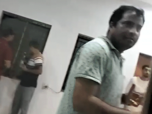 The video of the liquor party is now going viral on social media, in which some people are seen drinking alcohol.