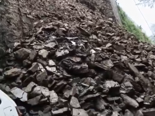 शिमला के स्ट्रॉबेरी हिल में सोमवार शाम लैंडस्लाइड में दबी 2 गाड़ियां।