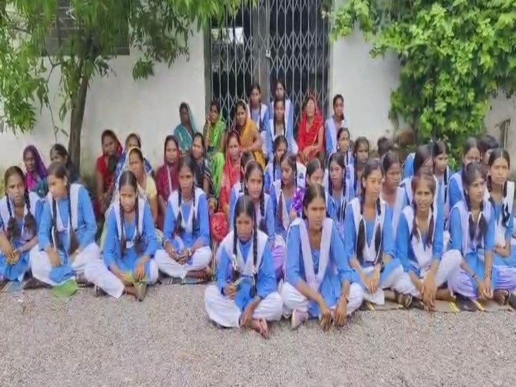 शिक्षकों की तत्काल नियुक्ति की मांग कर रहे हैं।