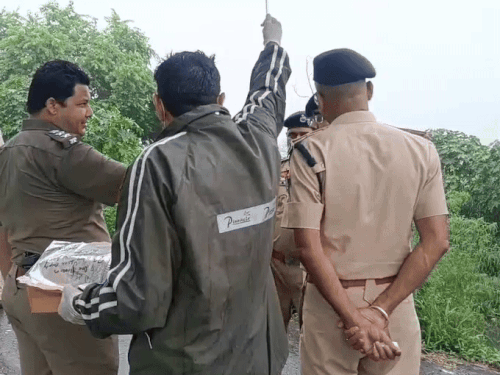 क्राइम सीन पर पहुंचे एसएसपी जानकारी लेते हुए।