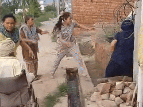कुल्हाड़ी से वार करने की कोशिश करता हुआ युवक।