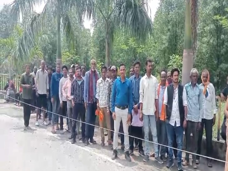 ग्रामीणों ने जर्जर रास्ता को सुधरवाने की मांग की है।