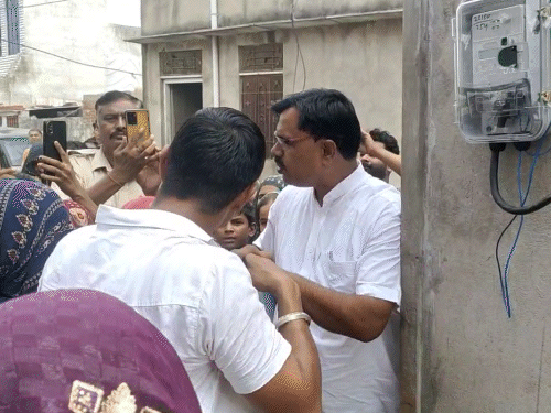 कर्मचारी-अधिकारी लोगों को स्मार्ट मीटर का फायदा बताते रहे।