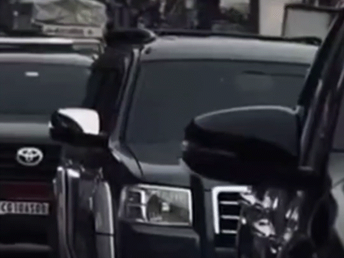 गाड़ी खरीदने के बाद पूरा काफिला लेकर निकले थे लड़के।