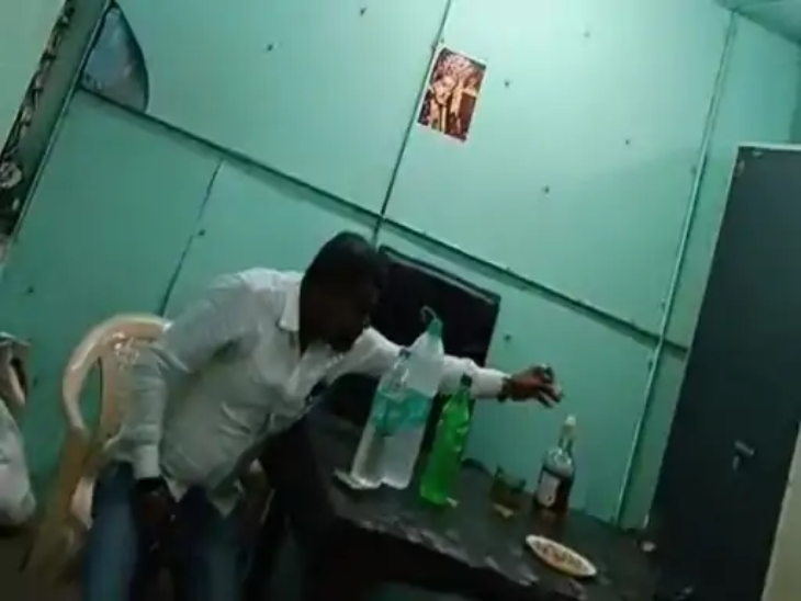 Revenue officer and former councilor had a liquor party while on duty in Durg Municipal Corporation.