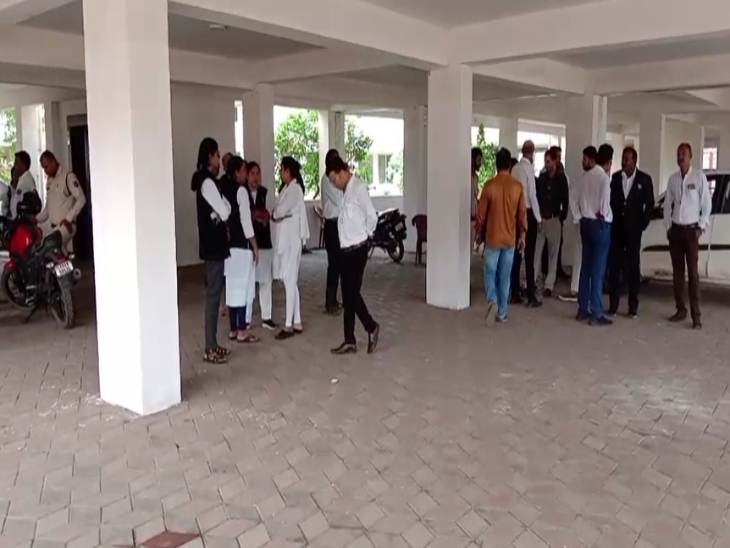 भिलाई-3 स्थित व्यवहार न्यायालय परिसर में मंगलवार को क्लर्क ने फांसी लगाकर आत्महत्या कर ली।