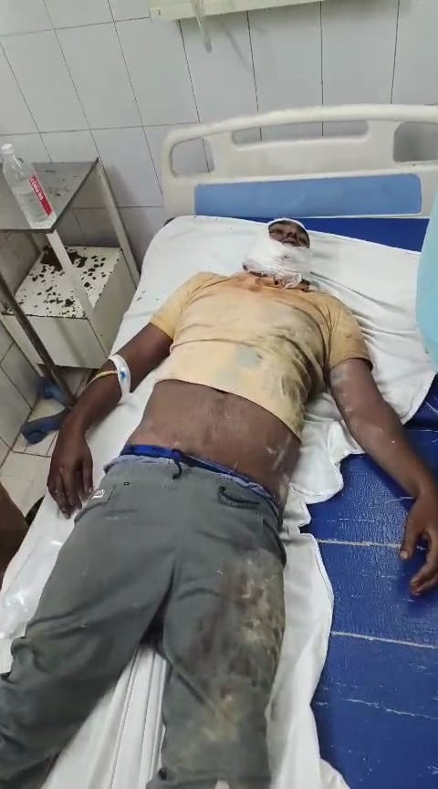 आजमगढ़ के मंडलीय अस्पताल में भर्ती मंजू देवी का पति संदीप।