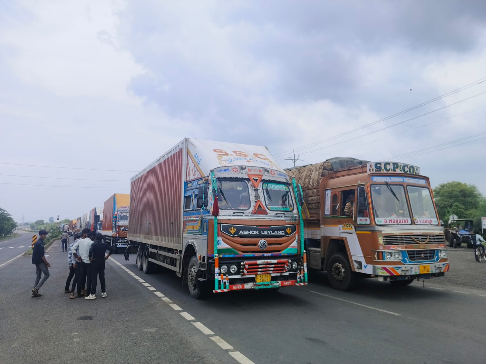 चक्काजाम से हाईवे पर लगी वाहनों की लाइन।