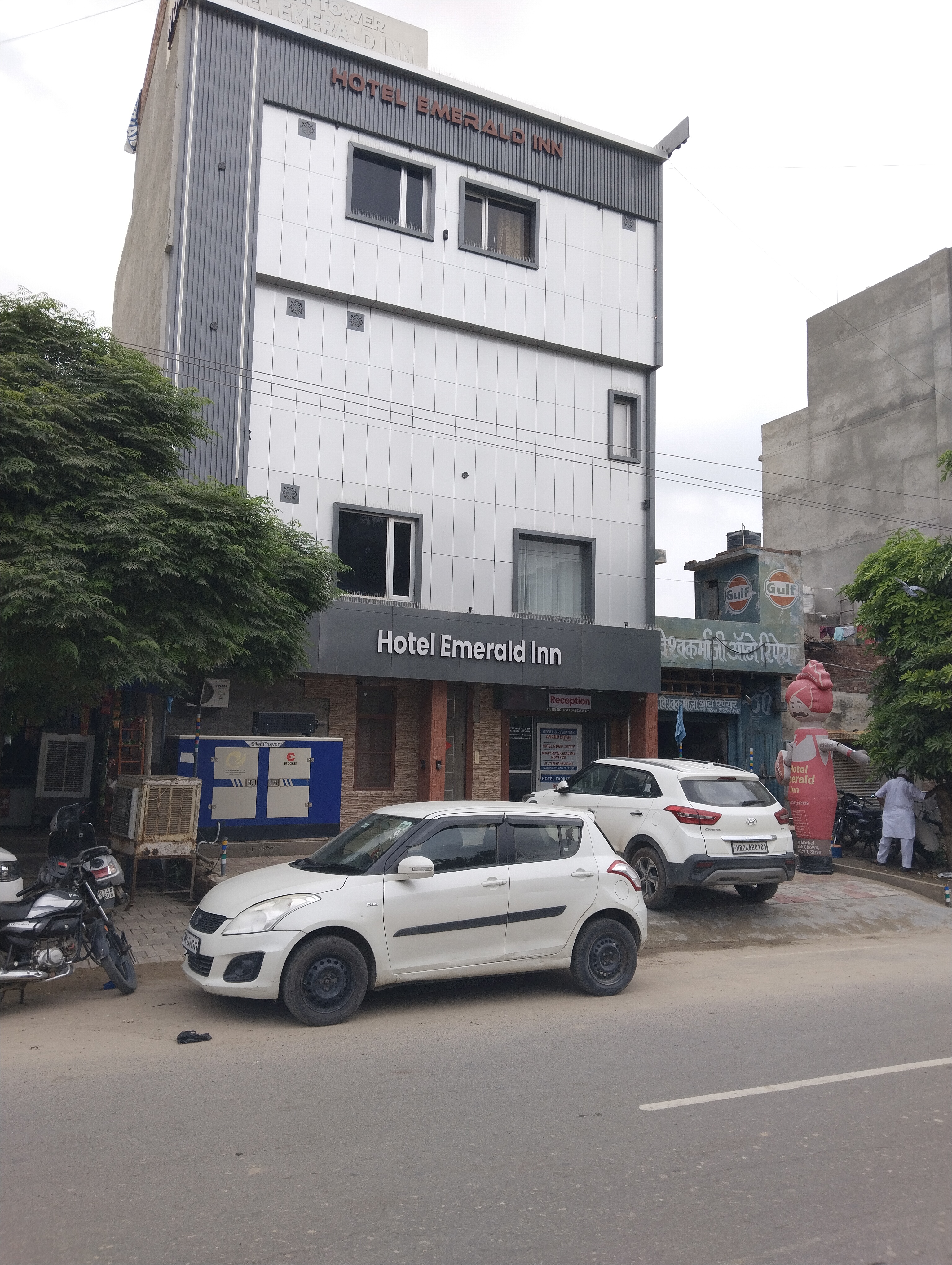 Both stayed in this hotel on Dabwali Road in Sirsa.