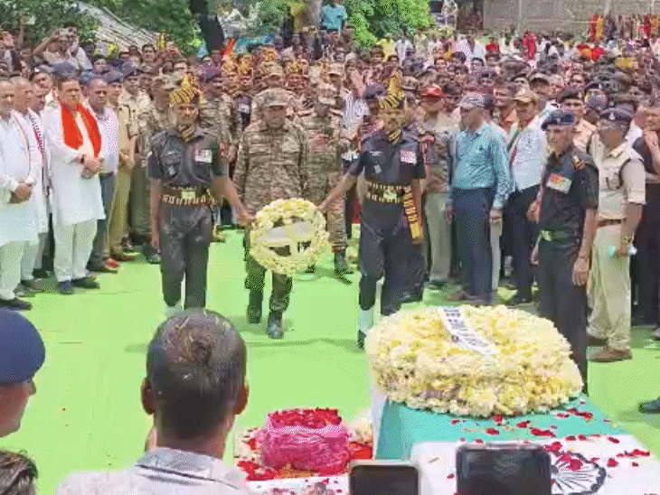 सेना के अधिकारियों ने शहीद को गार्ड ऑफ ऑनर दिया।