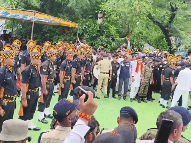 सेना के अधिकारी, सांसद, राज्यमंत्री समेत प्रशासनिक अधिकारियों ने शहीद को सम्मान दिया।