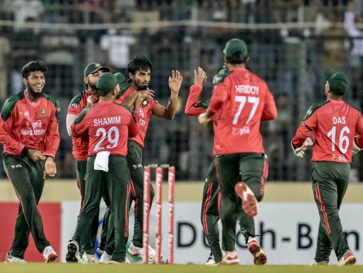 Players of Bangladesh celebrating the joy of defeating Pakistan. - Dainik Bhaskar