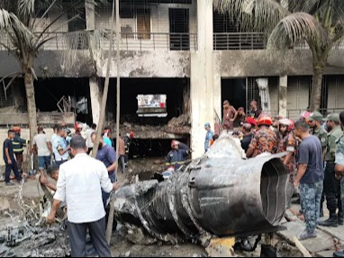 The F-7 BGI aircraft of the Bangladeshi Air Force crashed over the Milestone School in Dhaka of the school. - Dainik Bhaskar