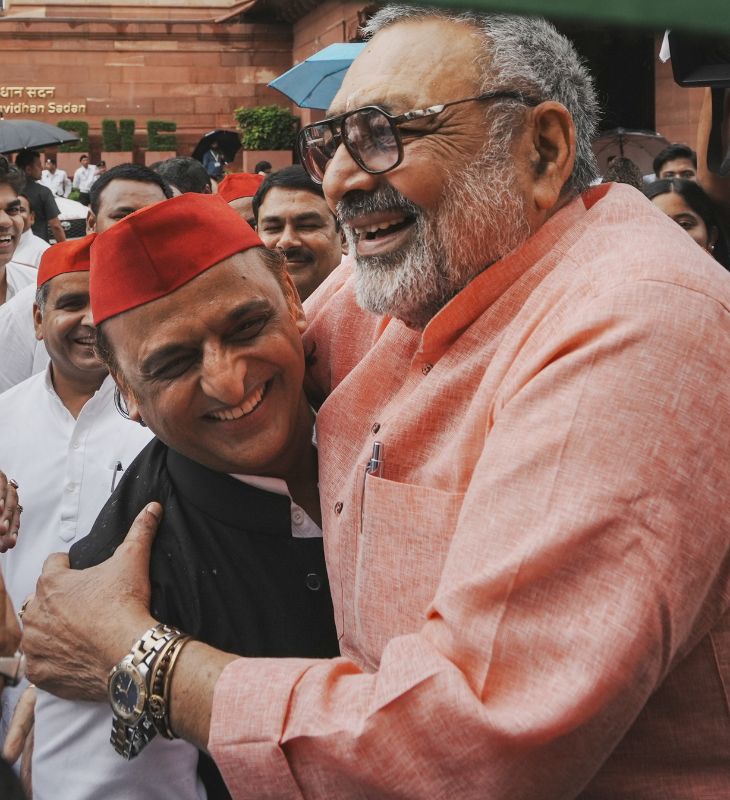 सदन में गर्मागर्मी के बीच, बाहर केंद्रीय मंत्री गिरिराज सिंह और सपा चीफ अखिलेश यादव गले मिले।