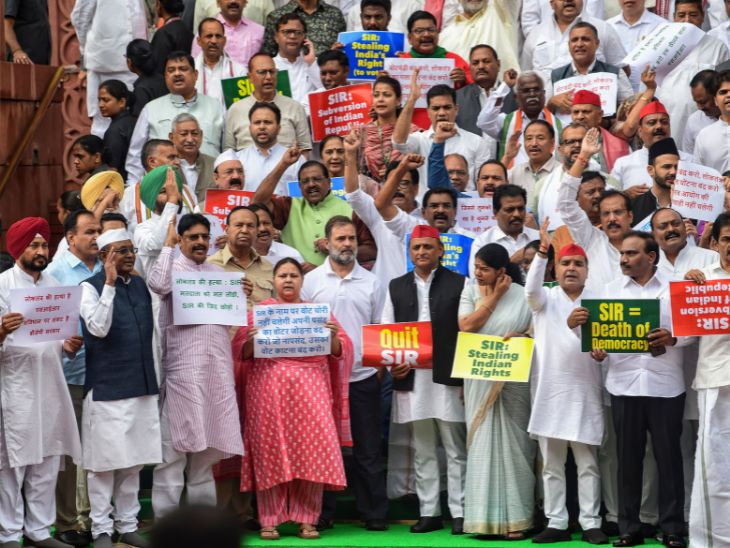 विपक्षी सांसदों ने 'क्विट SIR', 'डेथ ऑफ डेमोक्रेसी' जैसे नारे लिखे पोस्टर लेकर प्रदर्शन किया।